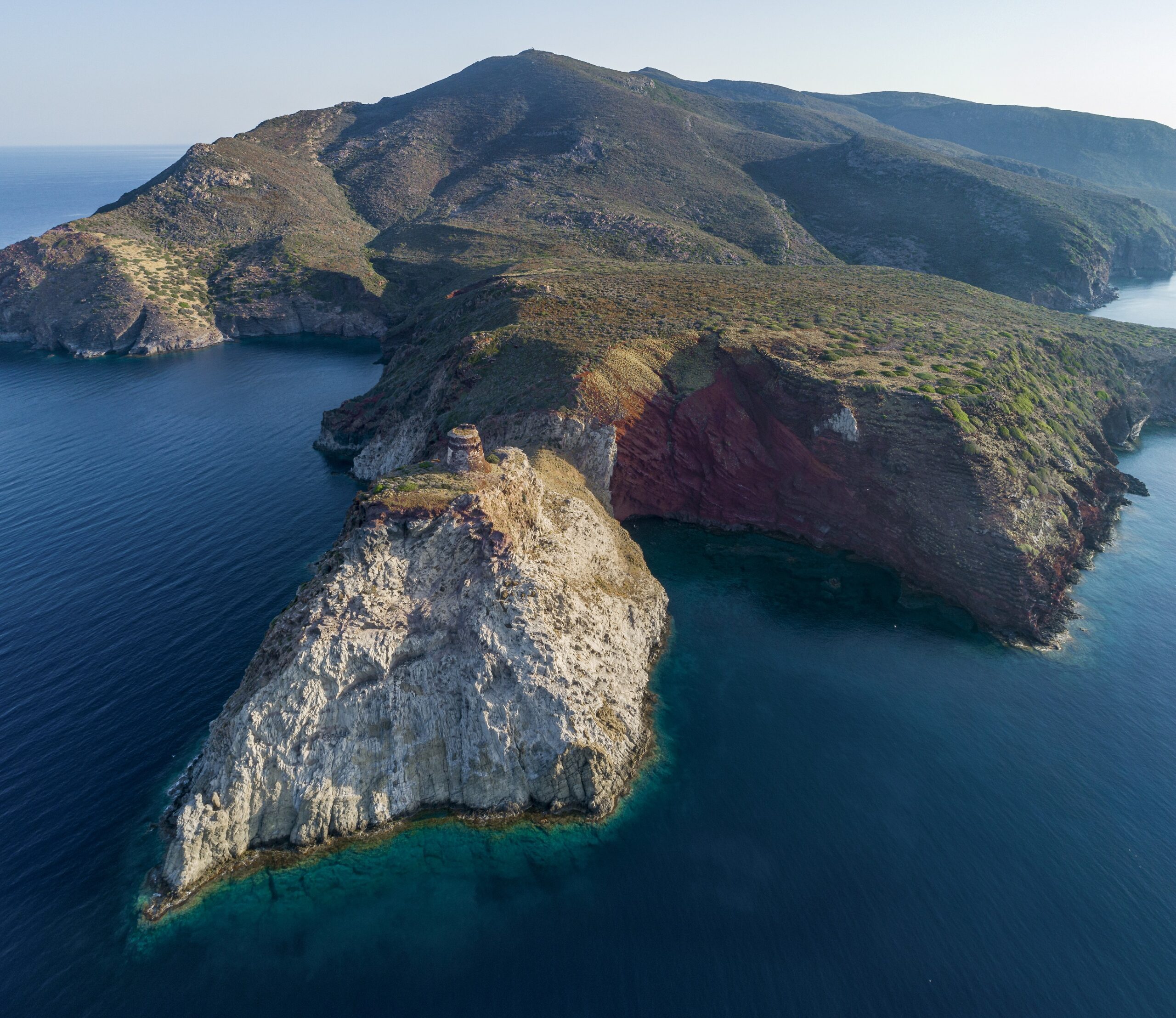 Mobilità sostenibile, efficientamento energetico, ripristino muretti a secco e riqualificazione ambientale: il Parco Nazionale Arcipelago Toscano ottiene oltre 2,6 milioni di euro