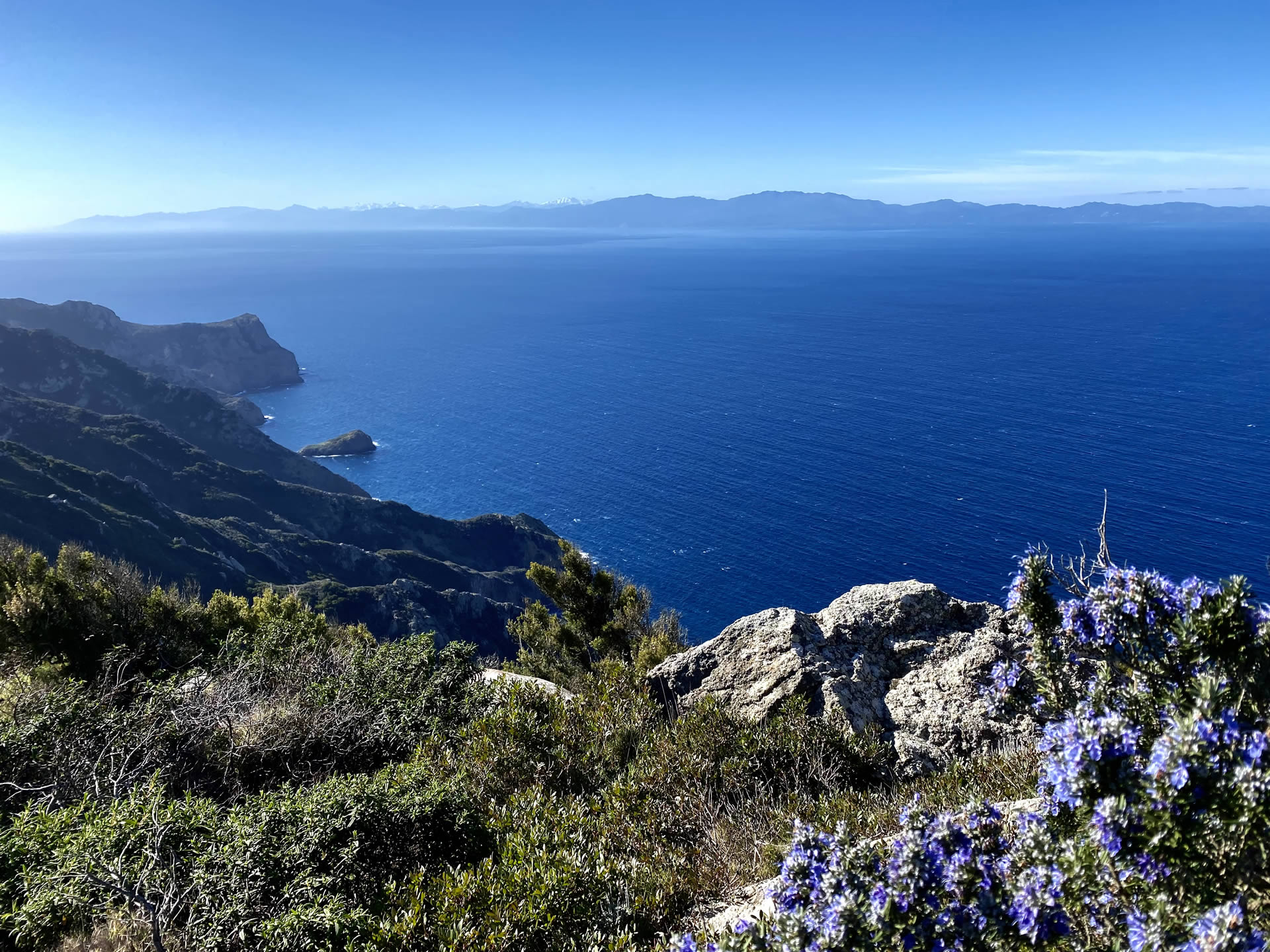 Ampliata la rete sentieristica del Parco Nazionale a Capraia – online il nuovo aggiornamento della carta escursionistica