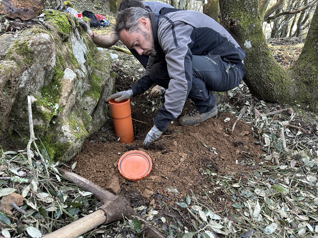 Ricercatore che scava nel terreno